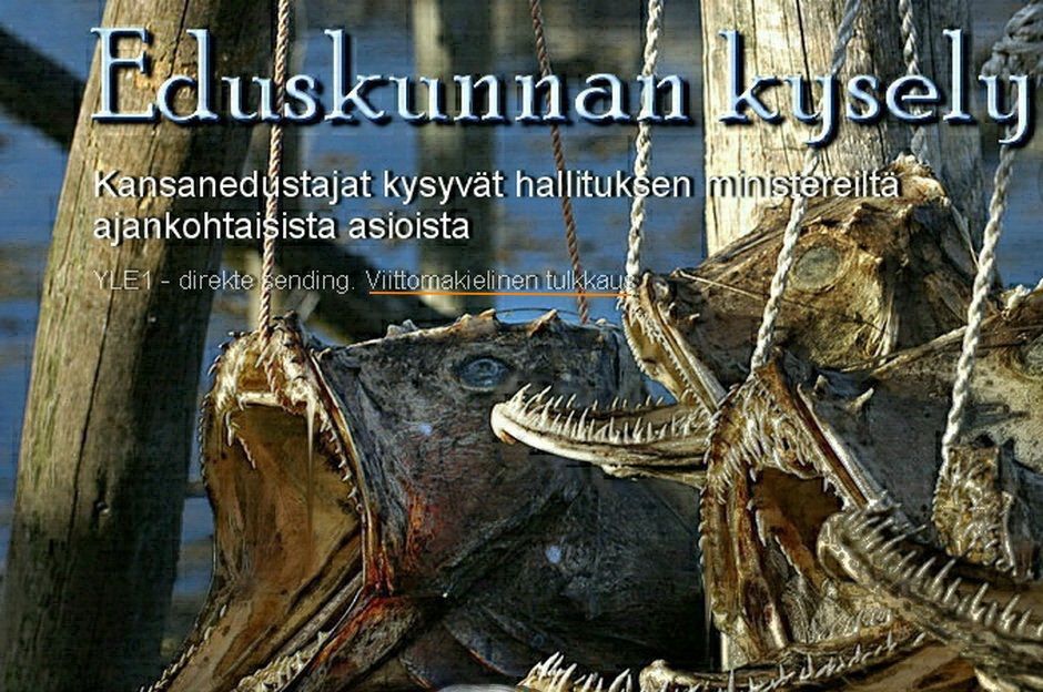 Nyt on sitten selvinnyt Marcos-sedän tekemä salajuoni
keskustan kanssa, kun hänellä itsellään on aina niin kamala kiire 
ja paljon paperitöitä, niin on sovittu rasvaista rahasummaa vastaan 
että Sipilä jatkaa vielä seuraavatkin neljä vuotta, ehtona
kuitenkin Marcos-sedän vallankumous ohjelman toteutus ja
persupuolueen kieltoon asettaminen.
Sillä aikaa, hän Marco, koettaisi keretä opetelemaan tietokoneen käytön aakkoset,
etenkin kun Marikin karkasi taannoin Tuukan mukana amerikoihin.
