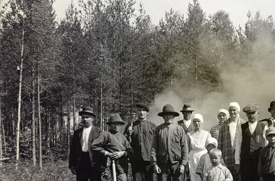 Vieläpä kunnanvaltuusto tuli ja talutti pitäjän rajalle, eikä
takaisin ole sen jälkeen pyydetty edes käymään.

Mutta menihän se Olli sinne Varissuolle sitten kuitenkin. Piti
suorittaa sellainen poliittinen avaus eduskuntavaaleja ajatellen,
mutta eihän siitä mitään tullut kun uhkaava Carlos oli ilmaantunut
samaiselle Varissuolle seurueineen lietsomaan kylmää ilmaa.

-Niin.. ja sitten se perskeleen 
vaaliteltan paikkakin ois maksanut 90 euroa!
Lähde: Toimittaja Tuppuraisen muistiinpanot.
